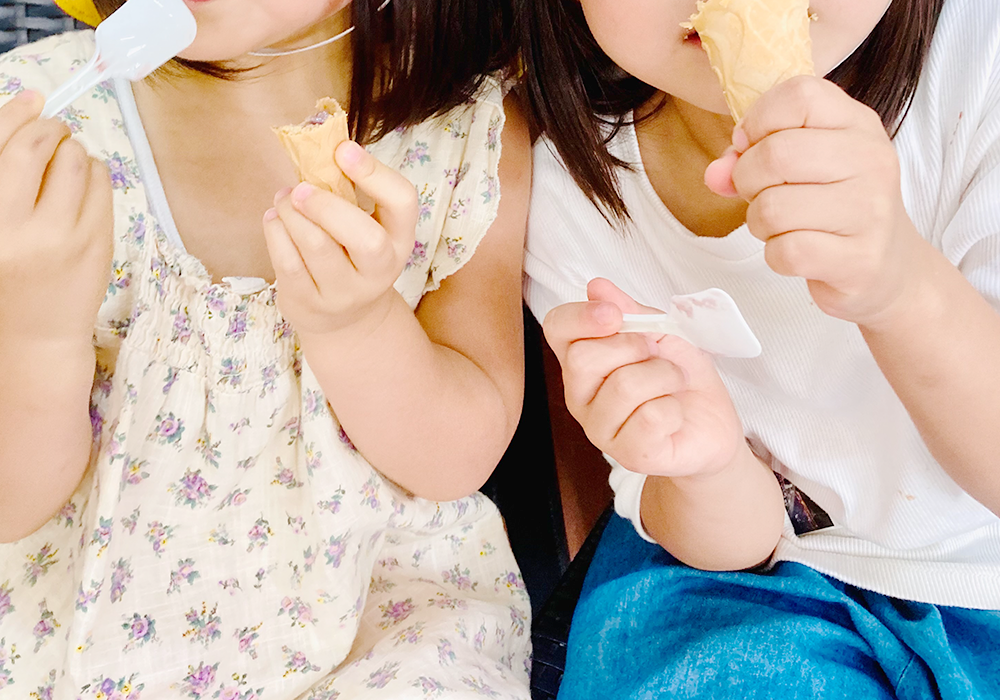 おやつを食べる少女