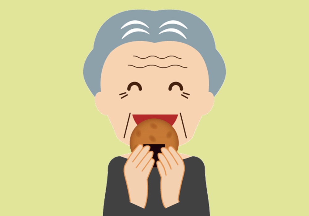 おせんべいを食べる高齢女性
