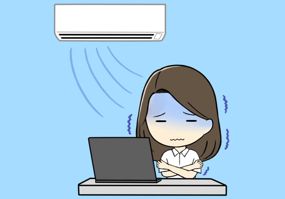 冷房で冷えている女性
