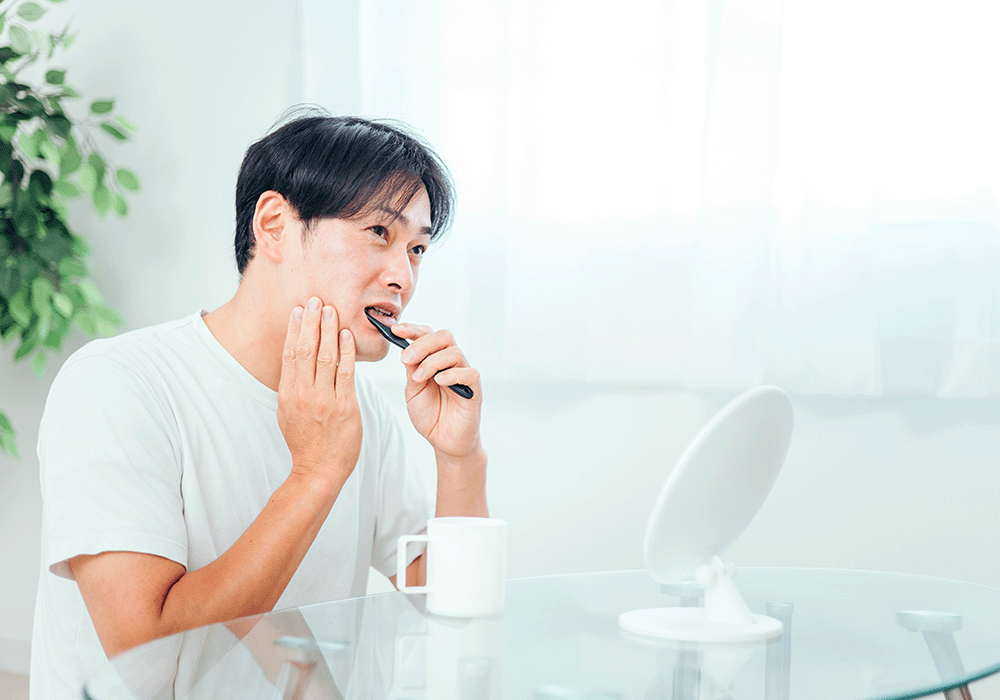 歯がしみる男性