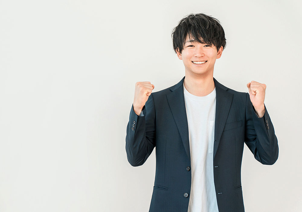 ガッツポーズをする男性